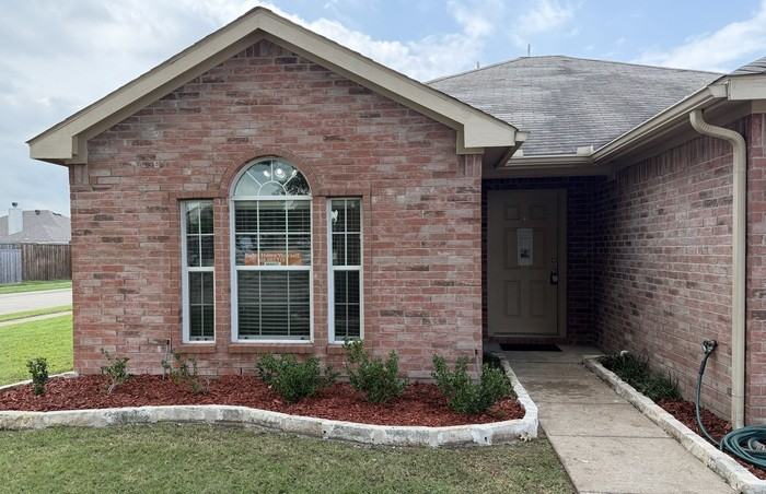 301 Meadow Lark Ln - Photo 2 of 33
