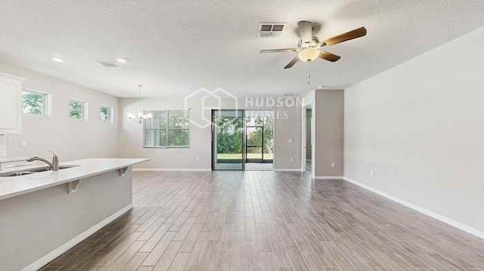 1527 Lyonsdale Ln - Photo 4 of 29