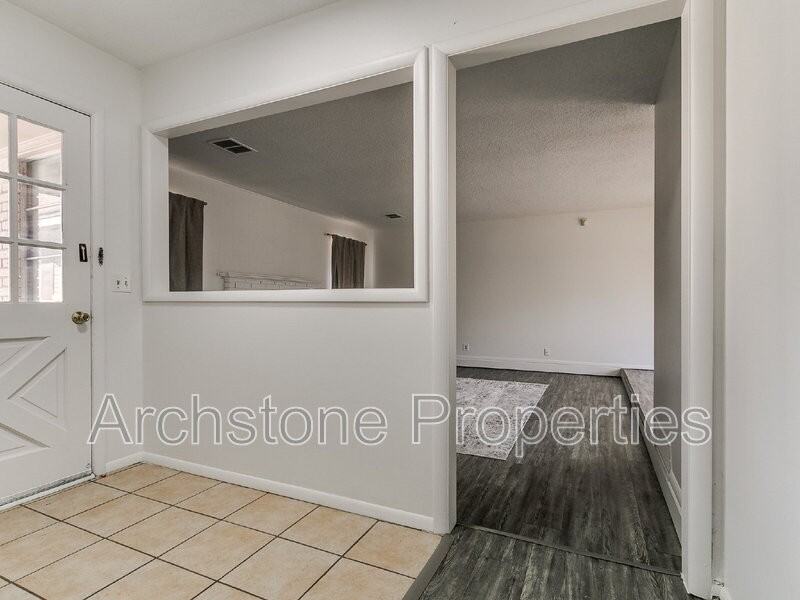 4508 Nw 26th St - Photo 5 of 50