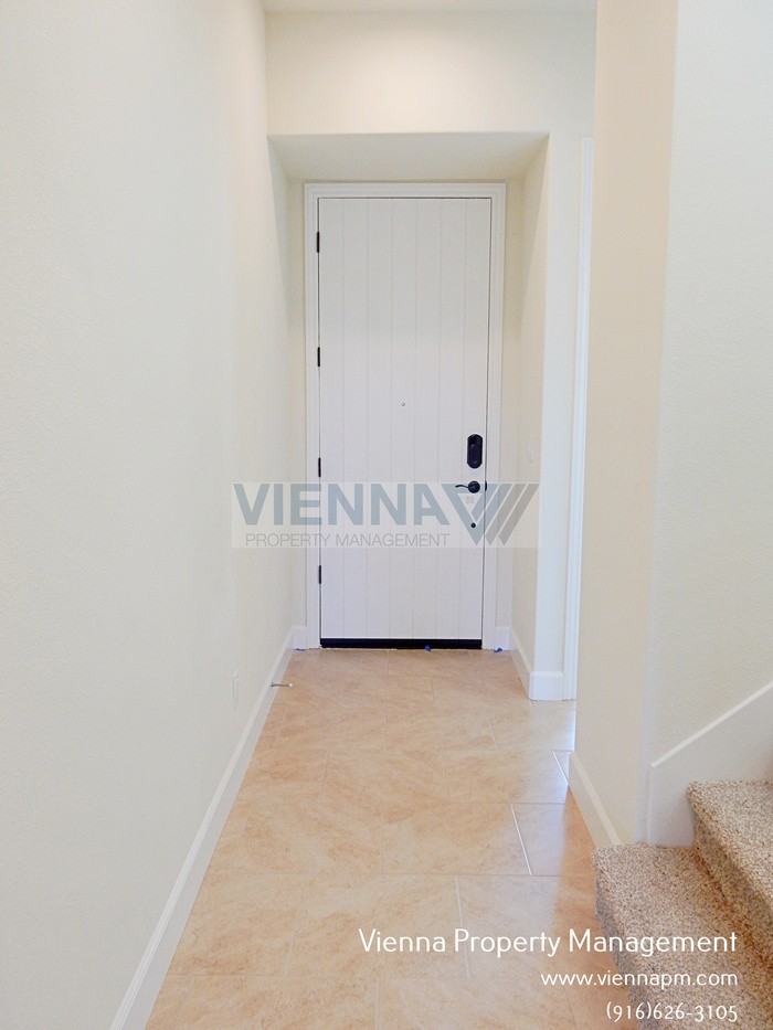 1062 Yucca Dr - Photo 3 of 35
