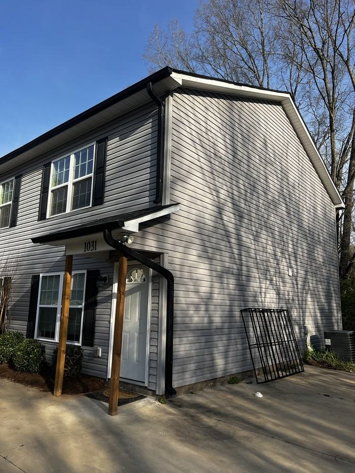 1031 Virginia St - Photo 2 of 2