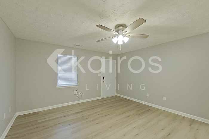 320 Deerpark Dr - Photo 4 of 21