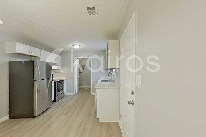 320 Deerpark Dr - Photo 7 of 21