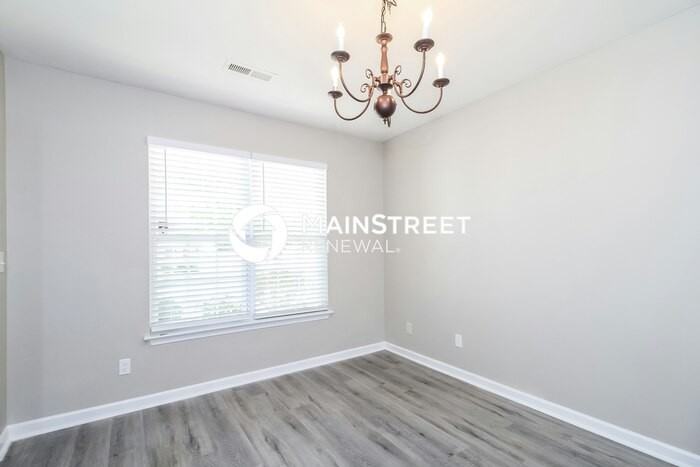 977 Peachtree Meadows Cir - Photo 4 of 17