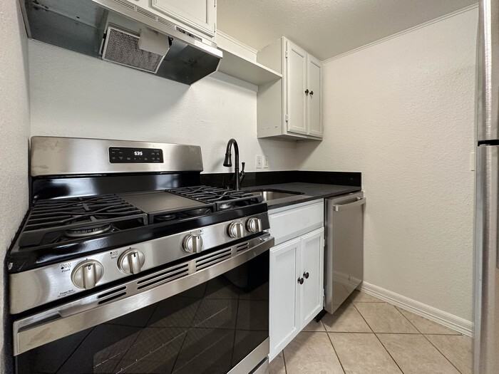 2311 Stella St #124 - Photo 6 of 7