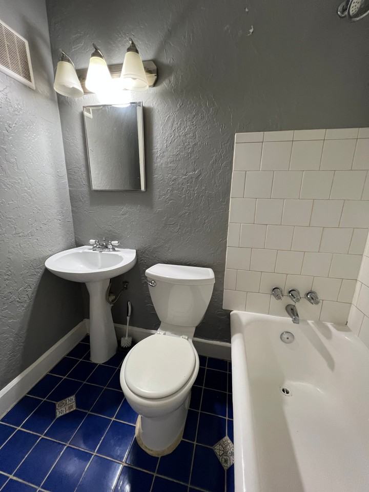 456 13th Ave Ne #9 - Photo 7 of 10