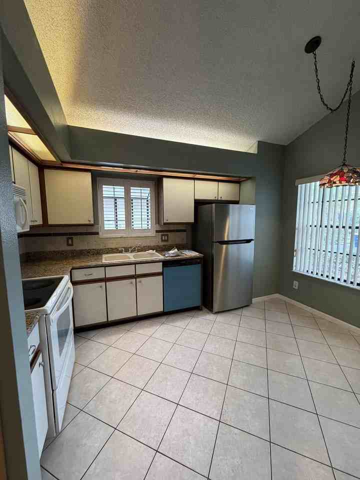 2251 Springwood Cir W - Photo 6 of 17