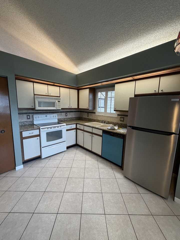2251 Springwood Cir W - Photo 7 of 17