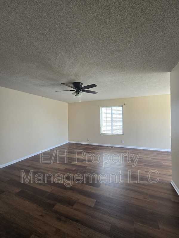 4462 S Elizabeth Ave - Photo 7 of 31