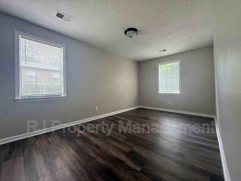 2076 Goff Ave - Photo 3 of 10