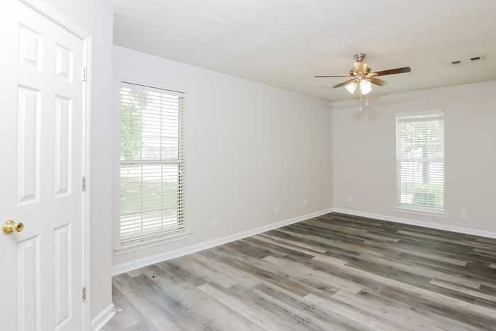 11 N Springfield Dr - Photo 5 of 10