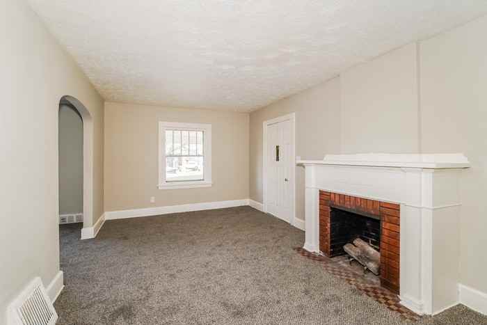1420 Oakwood Ave - Photo 5 of 15