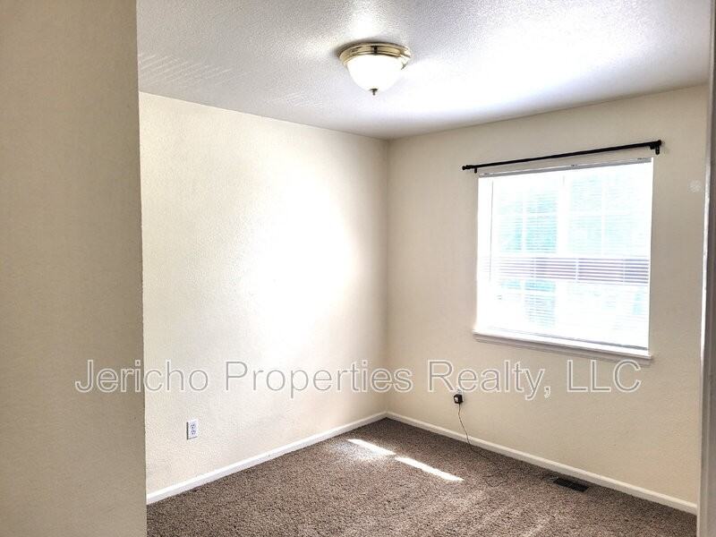 5215 Dudley St - Photo 4 of 12
