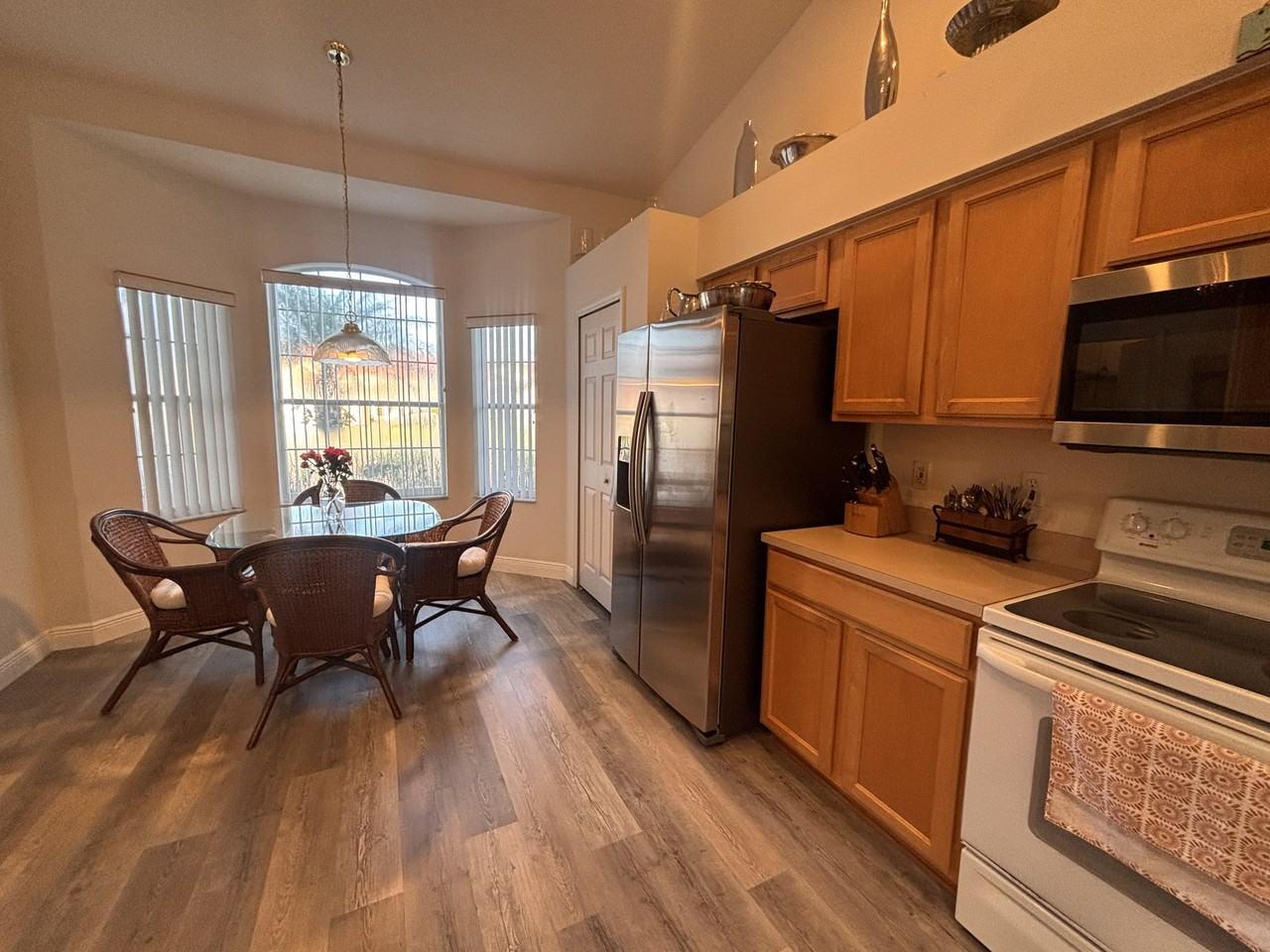399 Renaissance Ave #1 - Photo 4 of 15