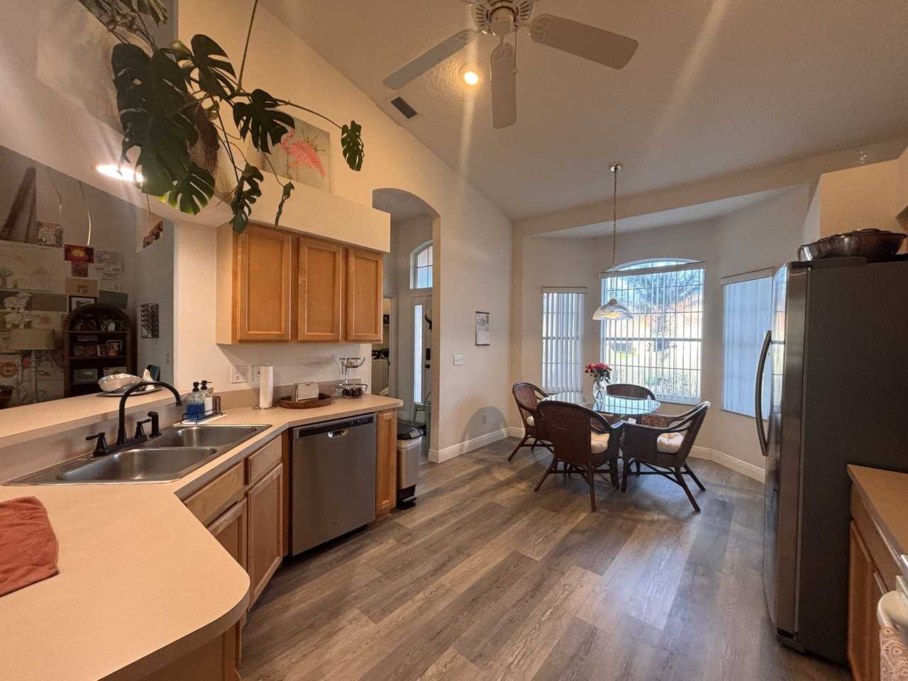 399 Renaissance Ave #1 - Photo 5 of 15