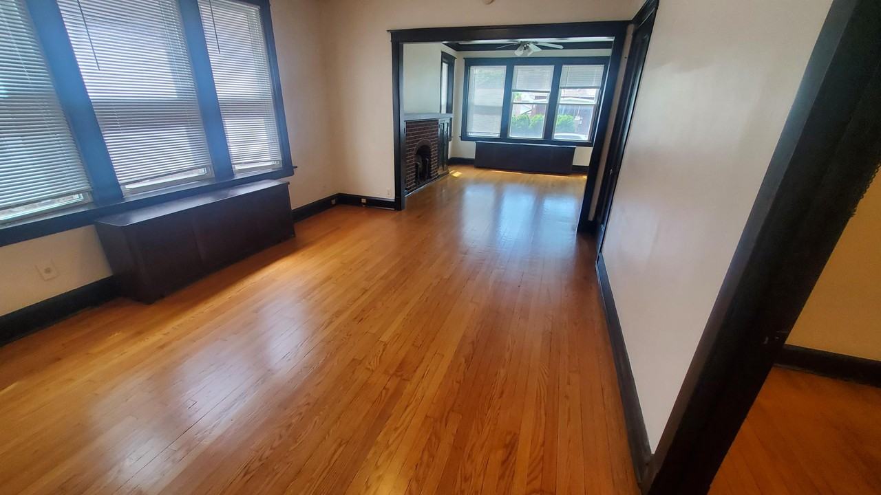 4928 W Barry Ave #1 - Photo 3 of 10