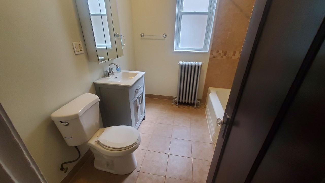 4928 W Barry Ave #1 - Photo 5 of 10