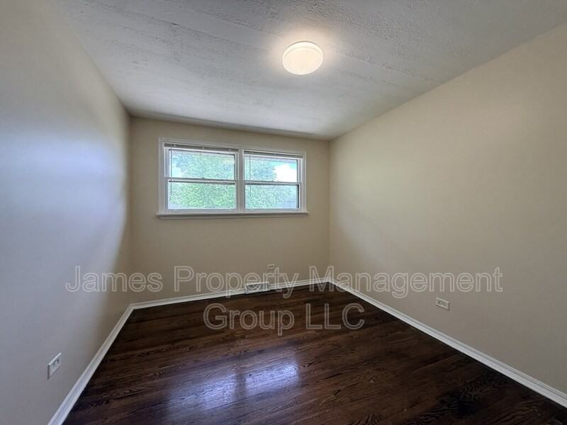 8517 W 87th Pl - Photo 5 of 10