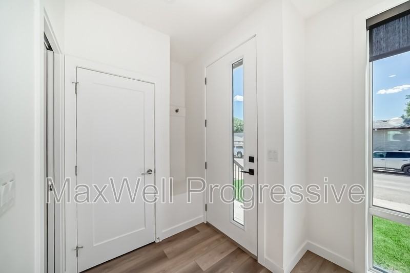 7724 105 Ave Nw #MAIN - Photo 4 of 15