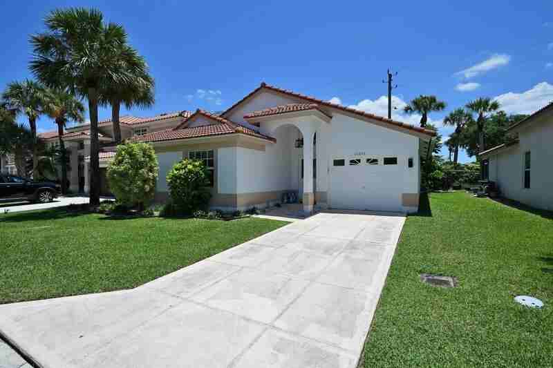 10651 Buttonwood Lake Dr - Photo 2 of 27