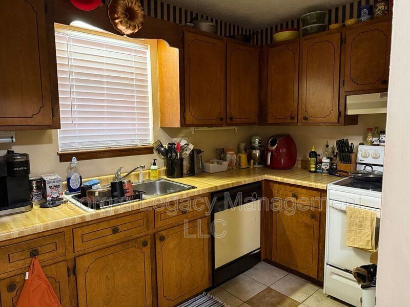 725 - Photo 2 of 2