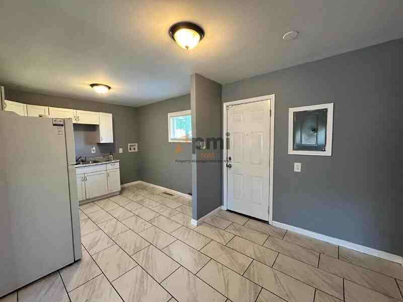 2166 Wisconsin St - Photo 5 of 15