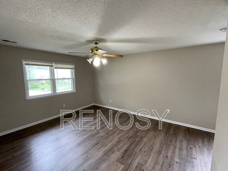 802 Se 10th St - Photo 3 of 18