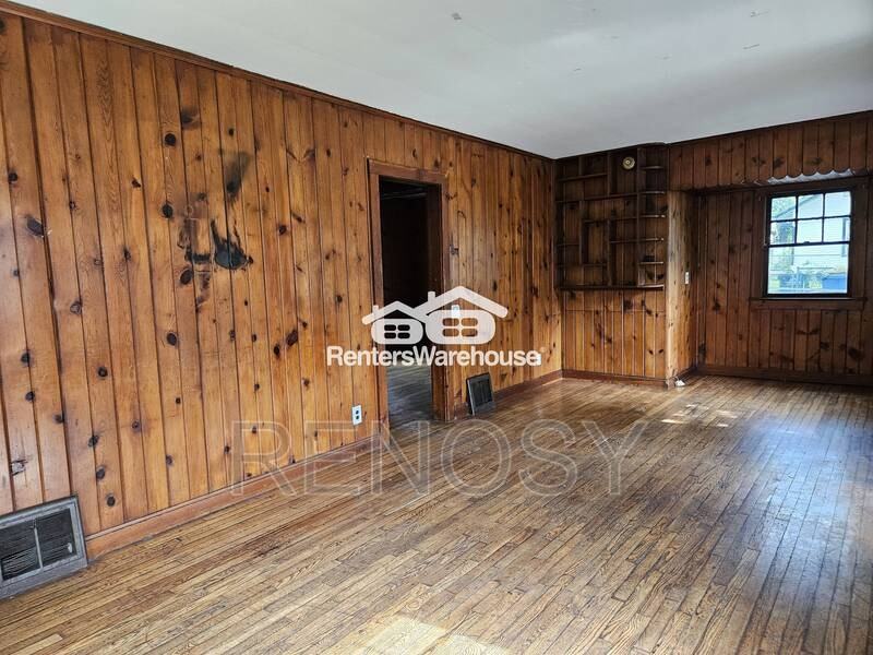 1525 32nd St - Photo 3 of 12