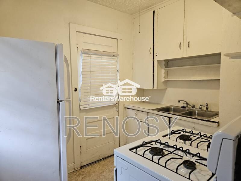 1525 32nd St - Photo 4 of 12
