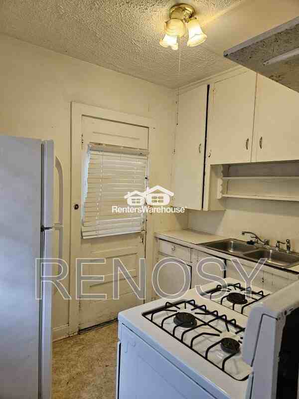 1525 32nd St - Photo 5 of 12