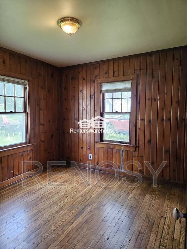 1525 32nd St - Photo 6 of 12