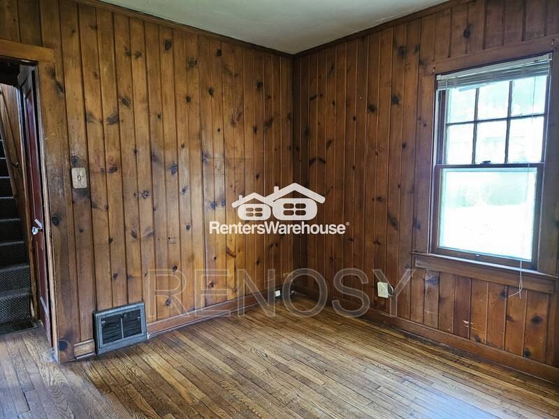 1525 32nd St - Photo 7 of 12
