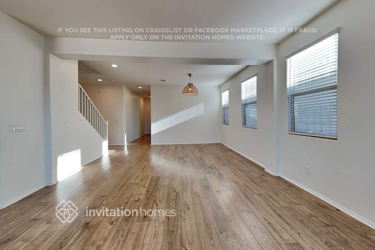 2152 W Emrie Ave