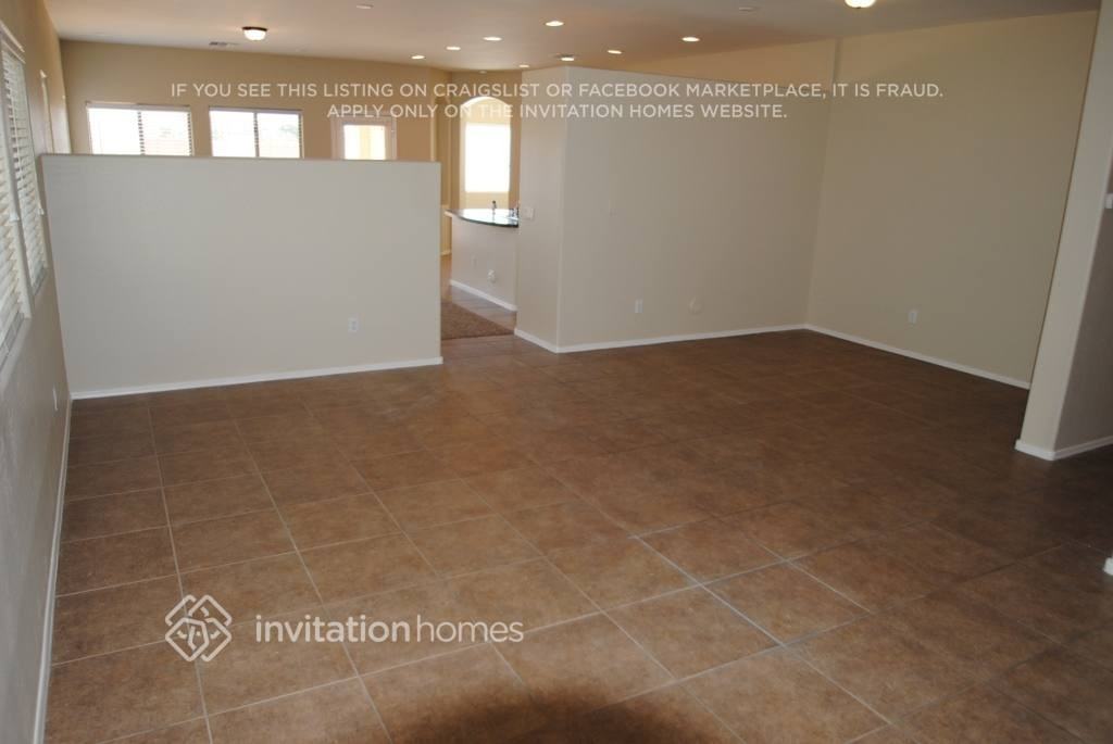 10209 W Parkway Dr - Photo 3 of 13