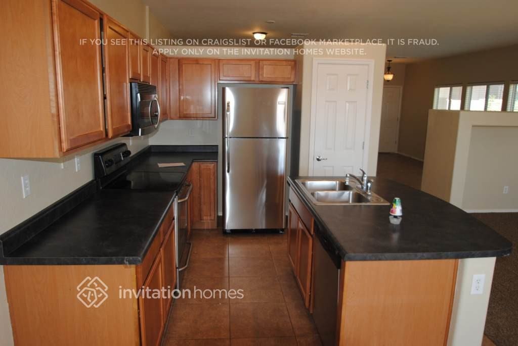 10209 W Parkway Dr - Photo 4 of 13