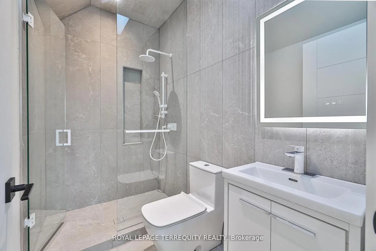 741 Woburn Avenue - Photo 32