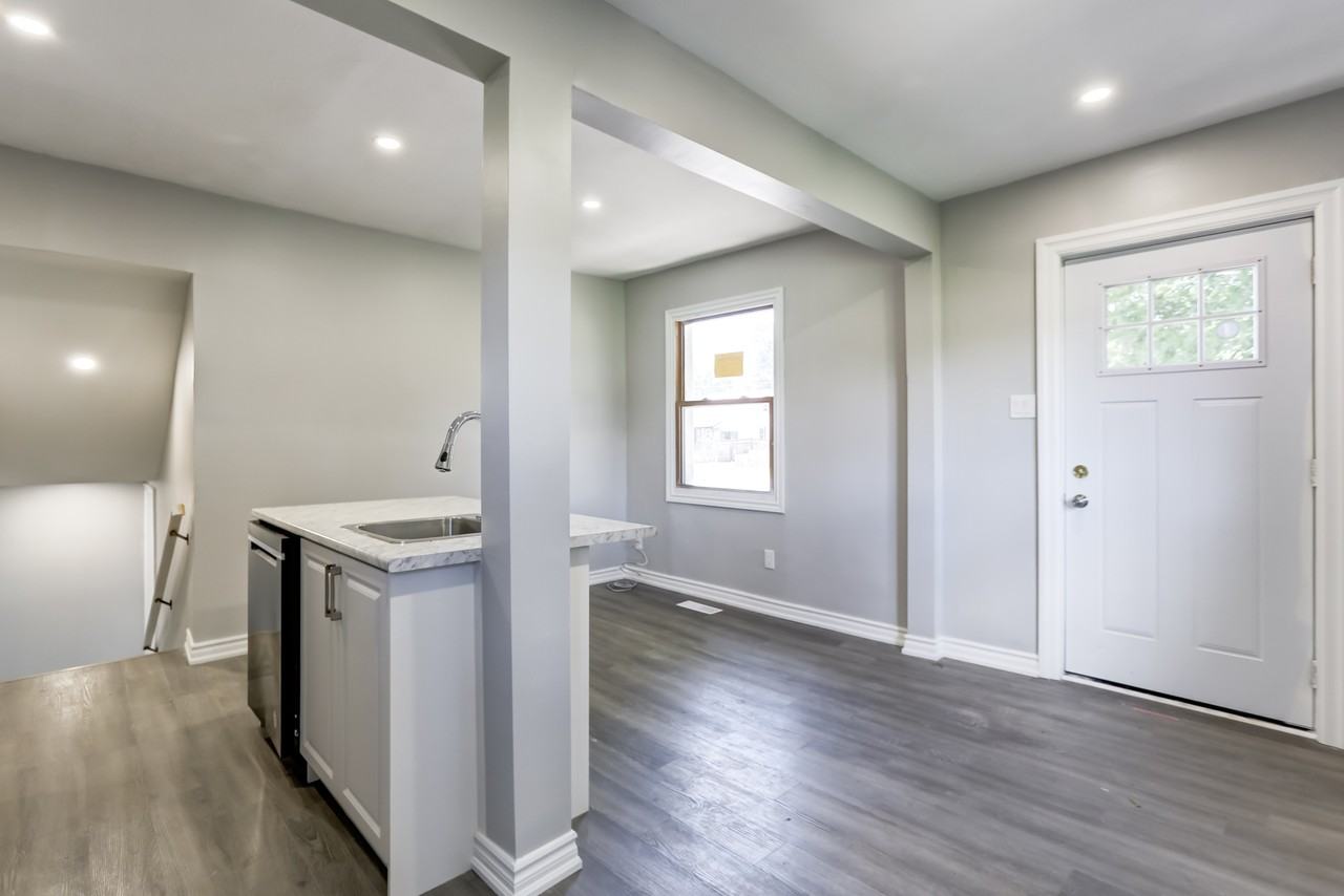 138 Memorial Ave - Photo 2 of 14