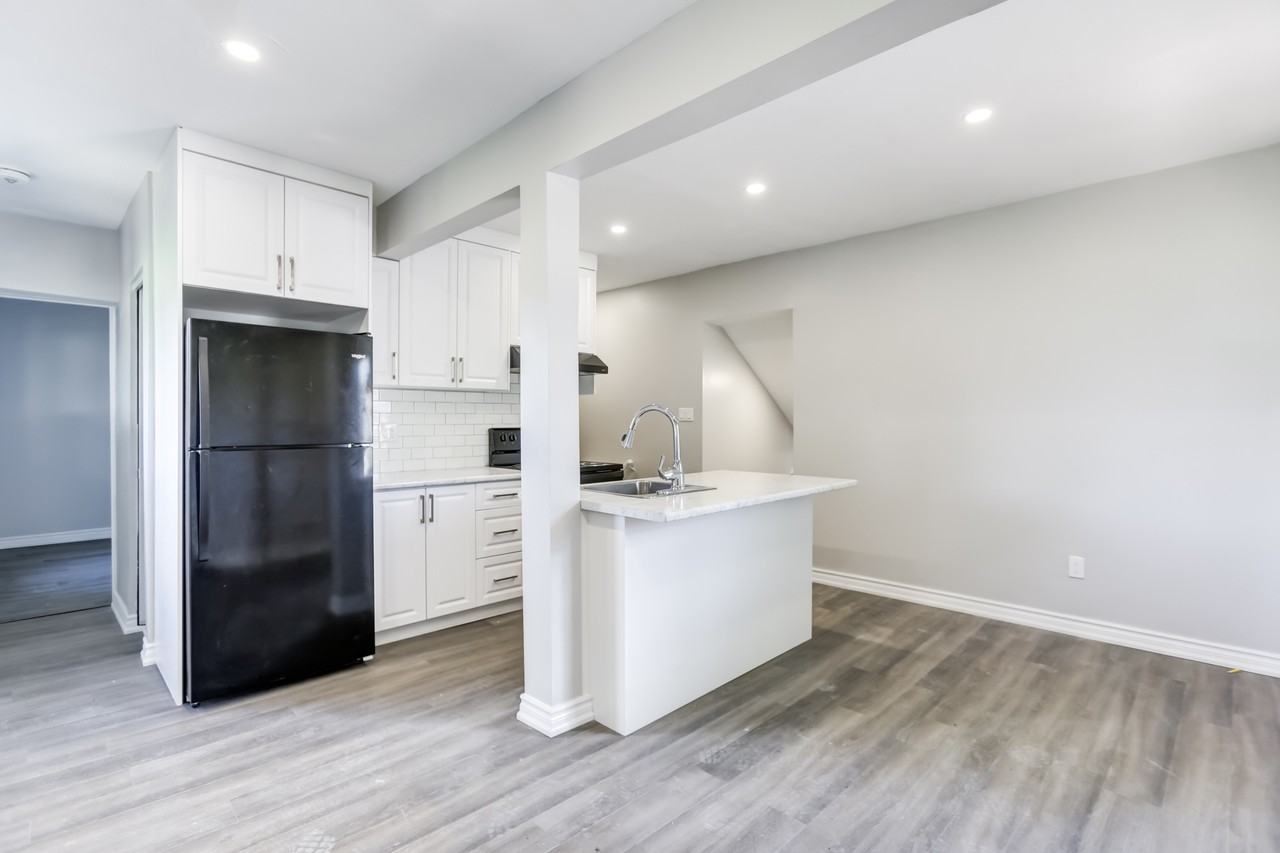 138 Memorial Ave - Photo 3 of 14