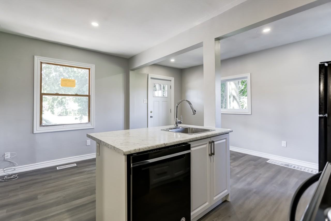 138 Memorial Ave - Photo 7 of 14