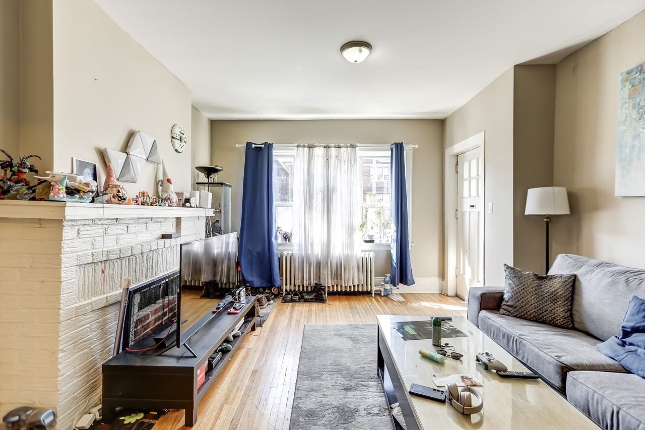1127 Avenue Rd - Photo 2 of 12