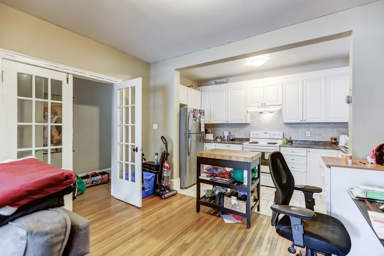 1127 Avenue Rd - Photo 7 of 12