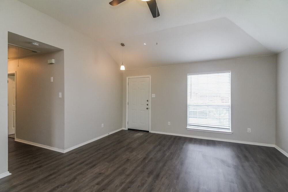 2841 Saint Croix Ave - Photo 3 of 16