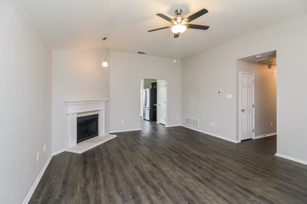 2841 Saint Croix Ave - Photo 4 of 16