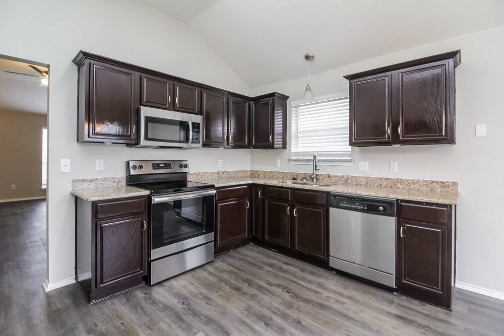 2841 Saint Croix Ave - Photo 6 of 16