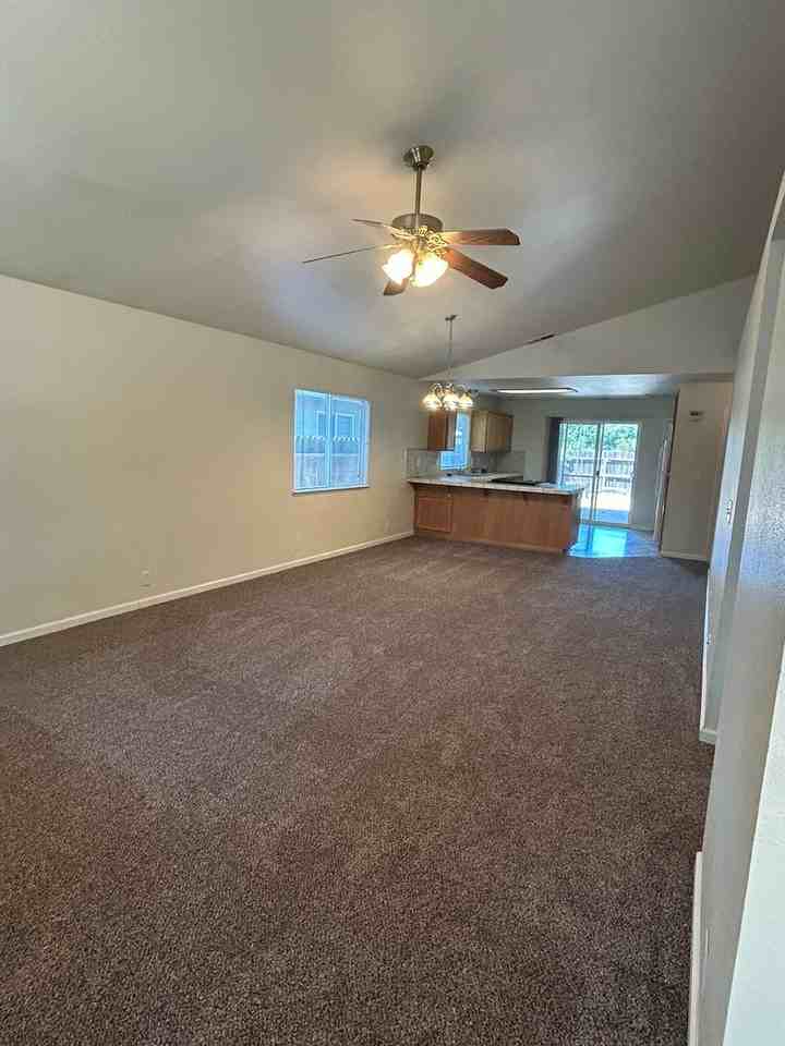 2675 Ceanothus Ave - Photo 3 of 19