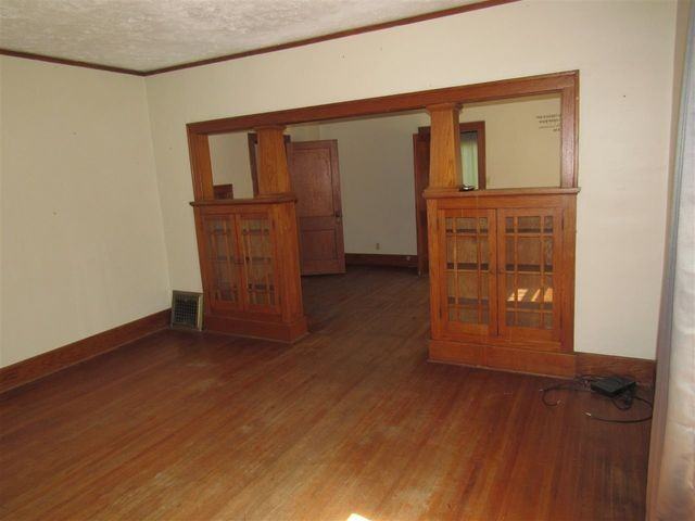 619 E 6th St #1 - Photo 4 of 22