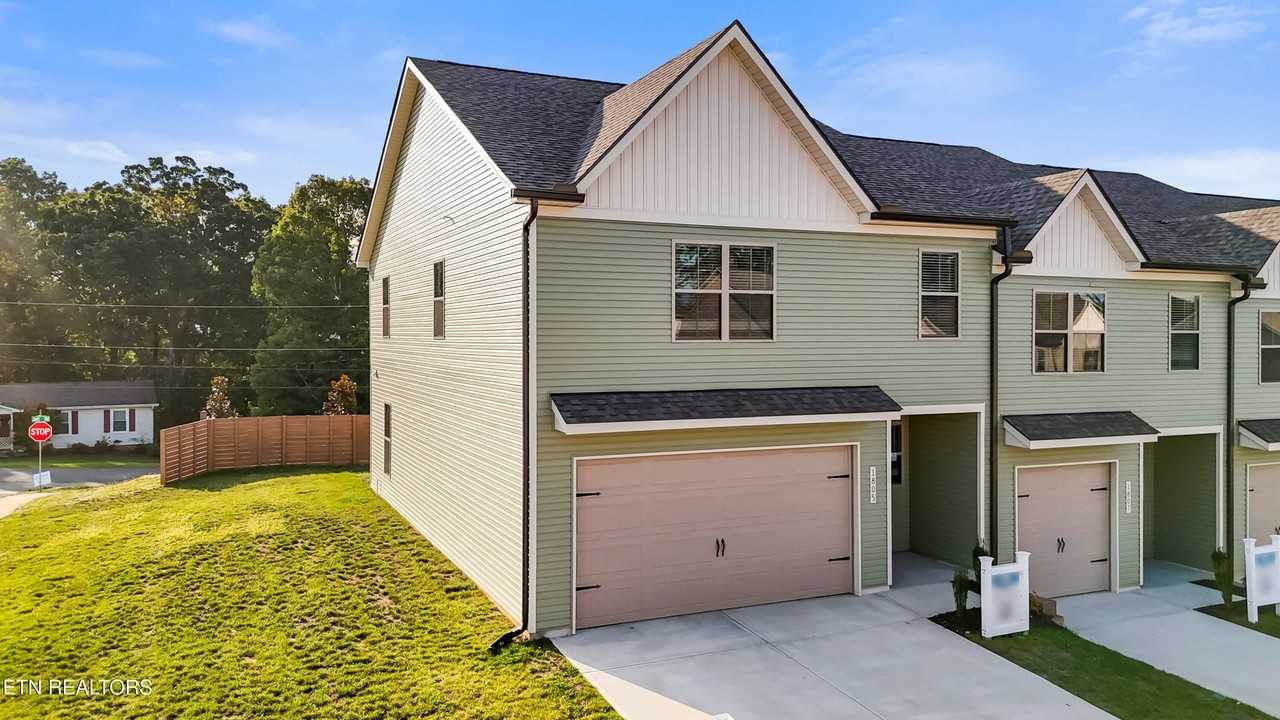 1805 Bennett Village Dr - Photo 2 of 14