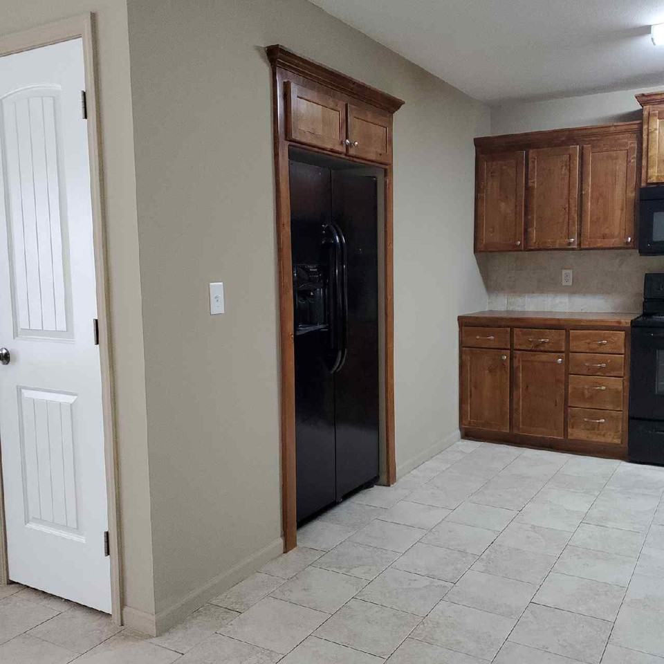 905 W Market St #B - Photo 4 of 13