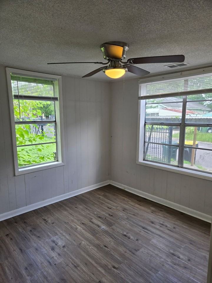 1417 Church St - Photo 4 of 9