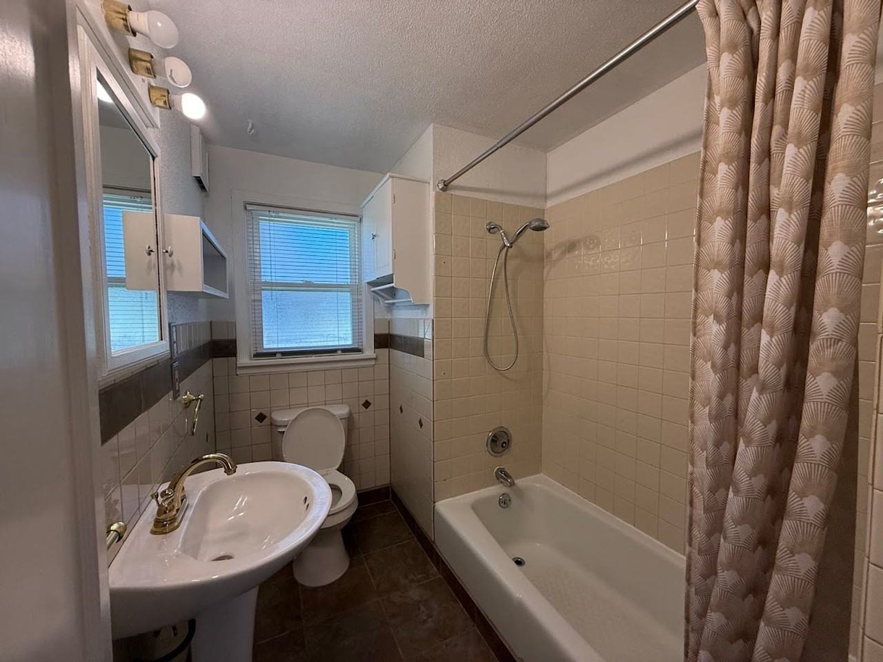 3703 W Rockwell Ave - Photo 3 of 28